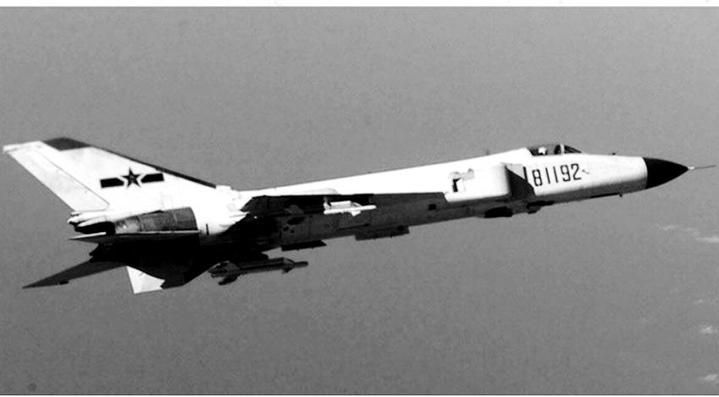 #烈士墓#英雄王伟墓前19年来鲜花不断 今年有人送来歼20模型