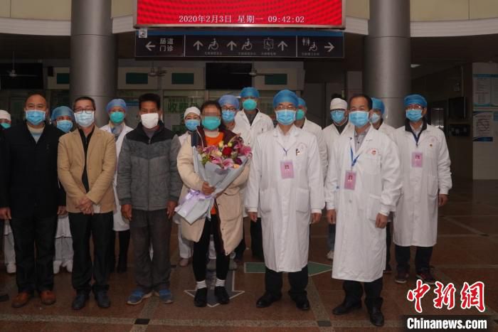 患者与医务人员合影留念。 杨扬 摄 患者与医务人员合影留念。 杨扬 摄