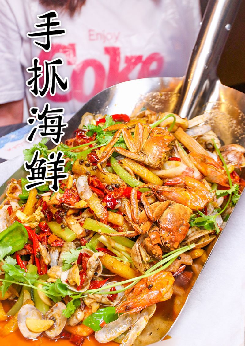 新蔡爆出手抓海鲜螃蟹大虾鱿鱼竟用铁锹铲着上桌