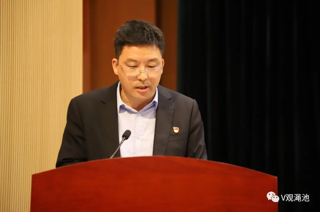 健康"示范县创建工作《表彰决定》;县委常委,常务副县长王凤杰传达省