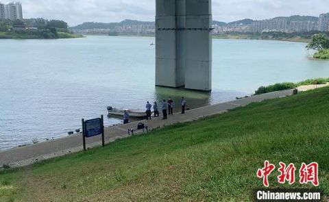 法制|南宁一女子将孩子抛下江溺亡 民警正在现场调查