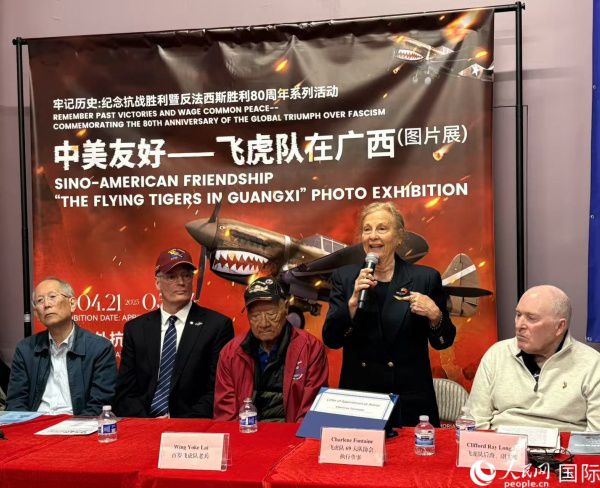 飞虎队老兵后裔在现场分享父辈的历史，正在发言者为夏琳·芳汀 人民网记者 邓圩摄