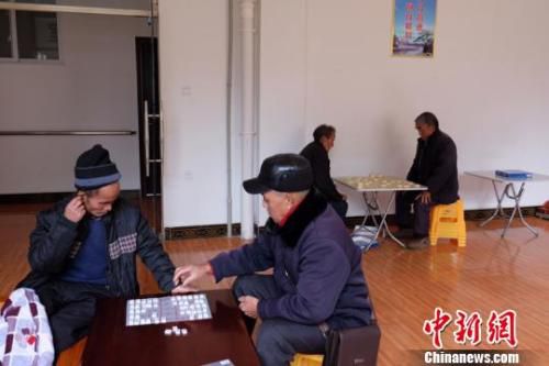 資料圖：老人們在下棋。徐學練 攝。