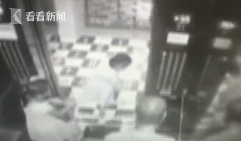 狗|女孩逗狗被咬伤，双方协商后家长为何将狗摔死？