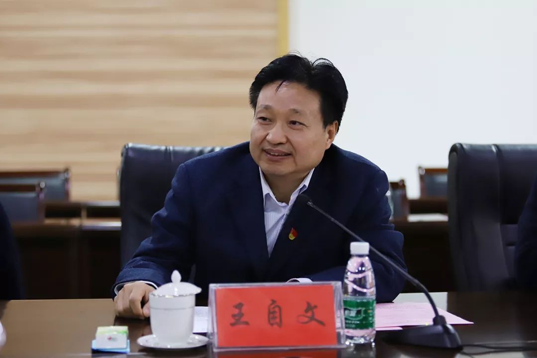 在与会领导与嘉宾的共同见证下,高治军,王自文,杨军岐,卞科共同为"