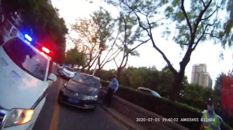 法制|刑拘！醉驾司机撞车后睡着，被叫醒竟挥拳殴打交警