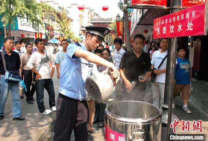 图为南京夫子庙的爱心茶水桶。警方供图