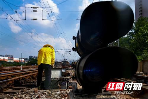 中国铁路广州局集团有限公司长沙电务段员工们不畏高温，坚守在铁路一线，作业人员正在对道岔设备进行调试。