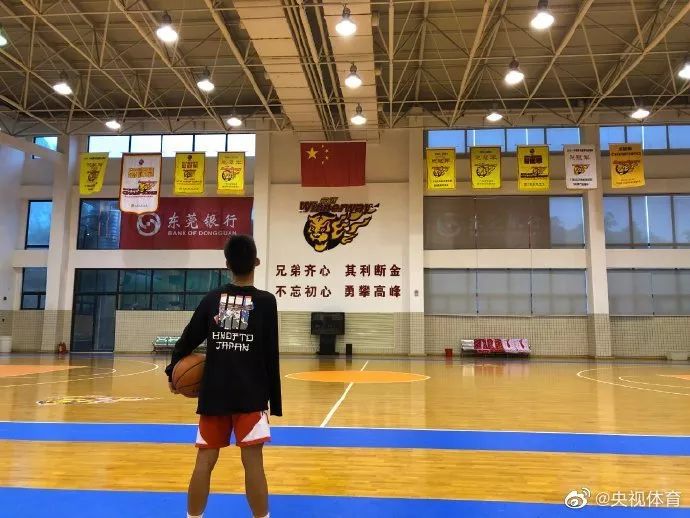 篮球独臂篮球少年火了！库里为他打气，易建联和他交流球技