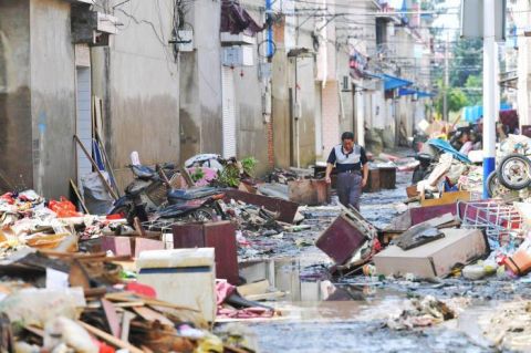 洪水|图记｜固镇镇遭遇洪水的6天6夜后居民返回清理家园