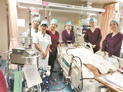 27岁小伙冒雨考车牌熬夜做网店 患感冒要进IC