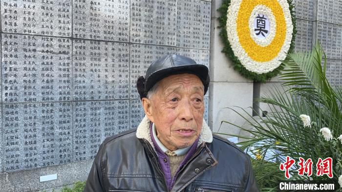 南京大屠杀幸存者陈德寿“哭墙”前祭亲。　杨颜慈 摄