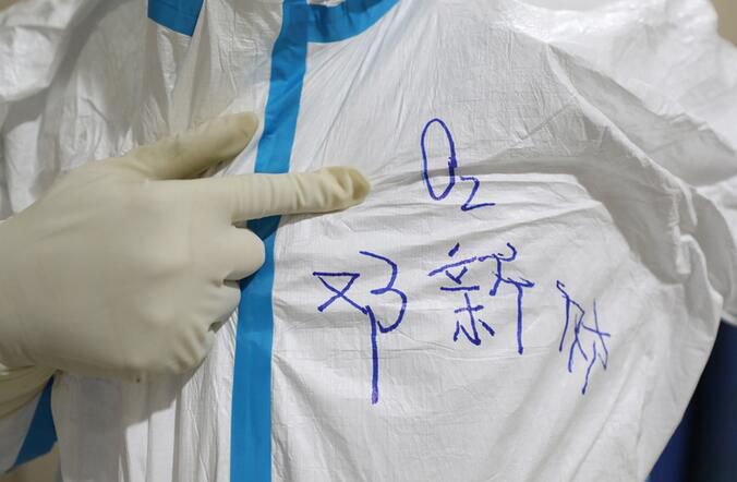 2020年2月16日，武汉红会医院，邓新财的隔离衣上写着“O₂”。(陈卓 摄)