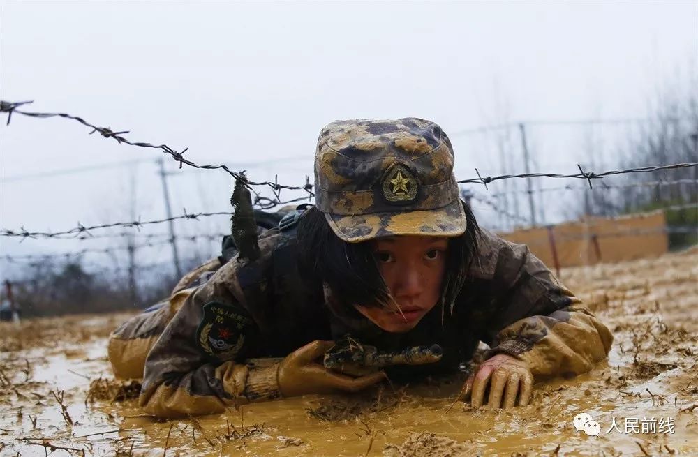 满身泥巴的女兵美得让人泪目