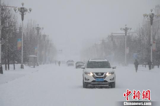 大雪連降，漠河市一片銀裝素裹。(王景陽(yáng) 攝)