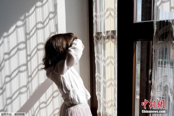 [移民]意大利12岁移民女孩报警称家中断粮 警察登门送食品