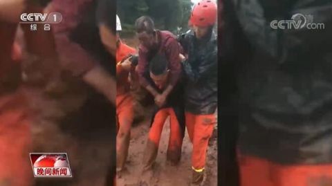 消防员|泥水中的2小时接力救援消防员背出受困老人后累瘫在地