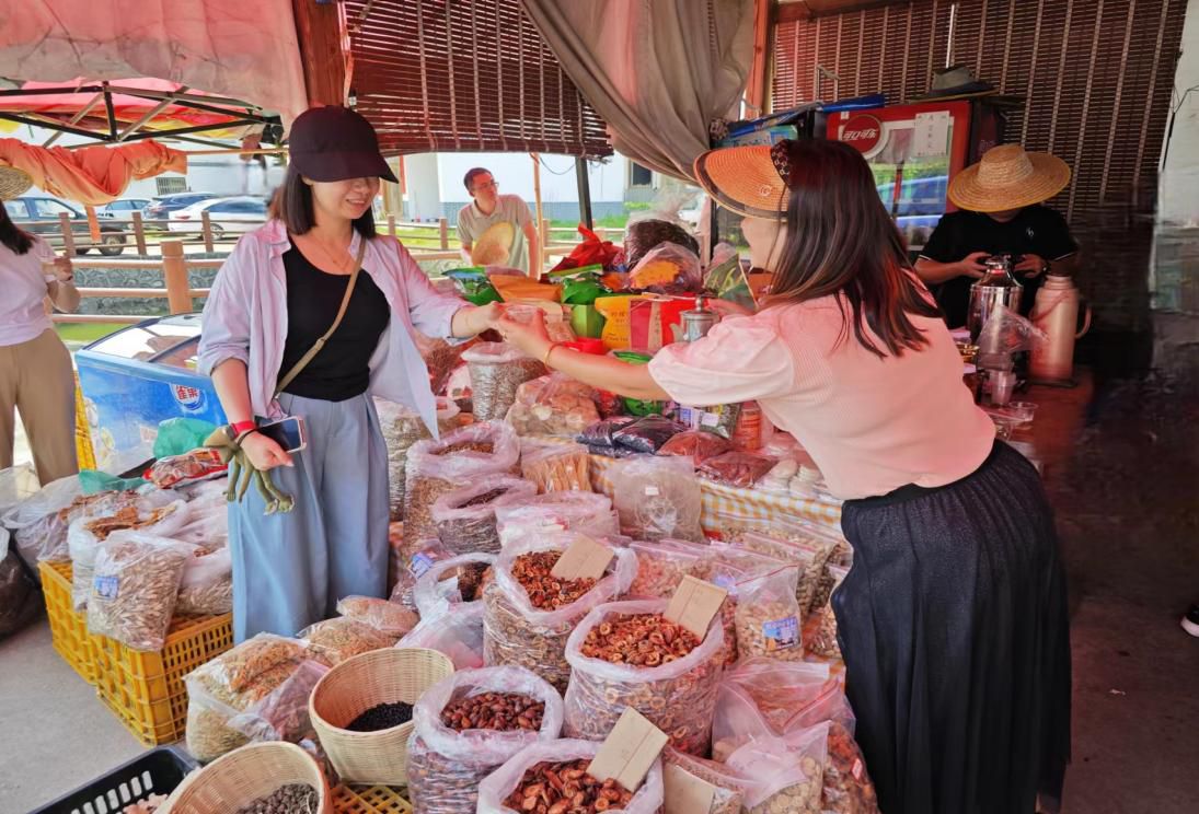 在今年6月,络绎不绝的游客前往广东省连樟村打卡,并在村口的特产门店