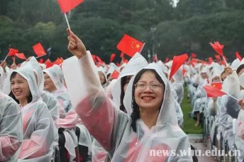 武漢大學(xué)畢業(yè)典禮。圖片來(lái)源：武漢大學(xué)官網(wǎng)