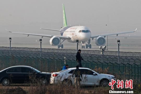 中国商飞C919大型客机第二架机在上海浦东国际机场滑行道上滑行。　殷立勤 摄