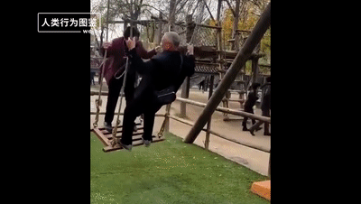 |100岁奶奶贴脸陪伴98岁爷爷，网友：等我老了也想这样