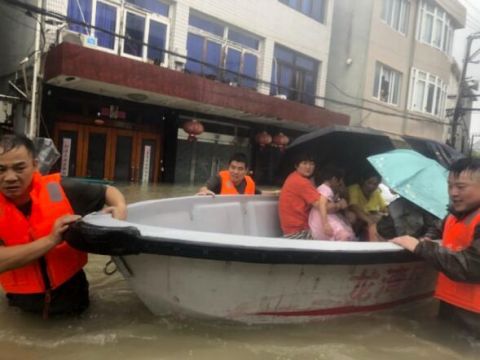 |浙江温州龙湾70名群众被困 民兵迅速转移群众