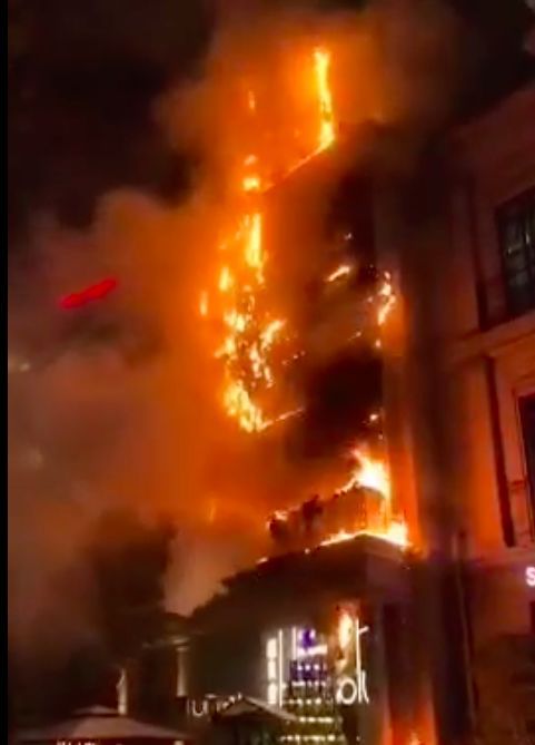 泰禾胡桃里酒吧 福州东二环“胡桃里”餐厅着火 火已扑灭，目测是招牌着火