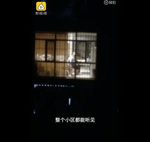 亲子成长妈妈深夜狂吼式辅导孩子学习 网友：一人训娃全小区受教育