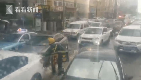 消防车|消防出警后却被堵在路口 多亏外卖小哥前后奔走