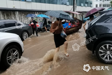 广西强降雨|长江流域强降雨周末不停歇 8省区高温持续