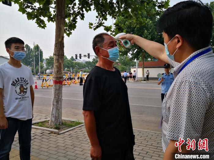 高考|古稀老人“五战”高考：今年过线就上 收笔入“鞘”