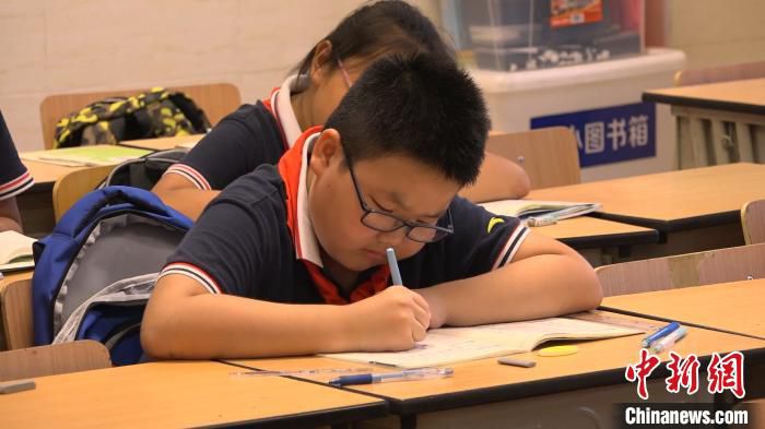 小升初上海小升初全面实施公民同招 专家：时代发展的制度改革