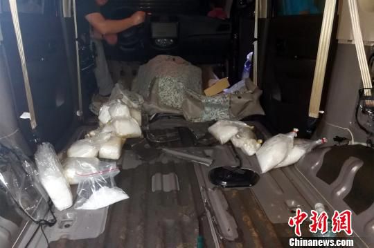 犯罪嫌疑人将毒品藏于面包车夹层中。西陵警方 供图 犯罪嫌疑人将毒品藏于面包车夹层中。西陵警方 供图