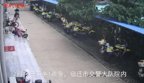 摩托车|男子酒驾报废车闯进交警队，突然感觉哪里不对