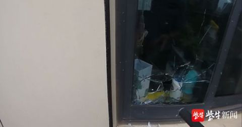 法制朋友圈发割腕照片，民警破窗而入结果虚惊一场