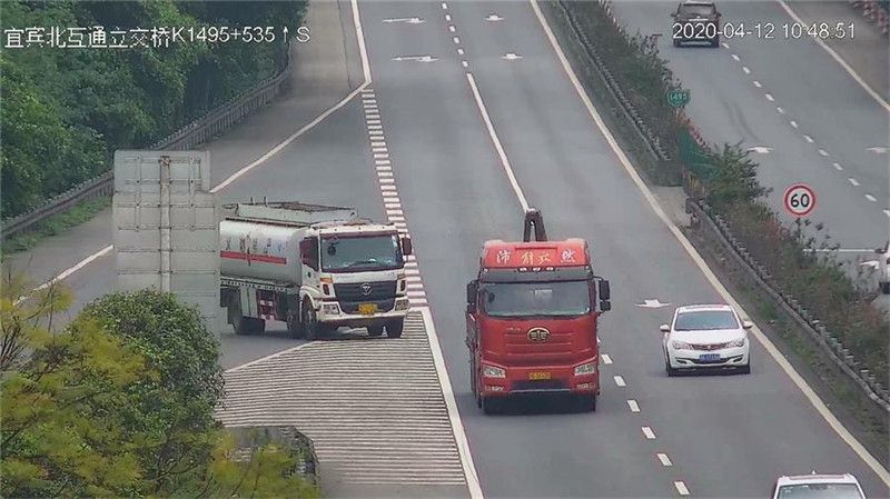 『危险品』罚！危险品车竟然在高速公路上违法停车下人