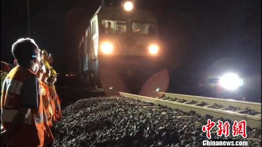5月22日晚22时20分，46602次货物列车平稳驶过抢通后的成昆铁路水害地点。　钟欣 摄
