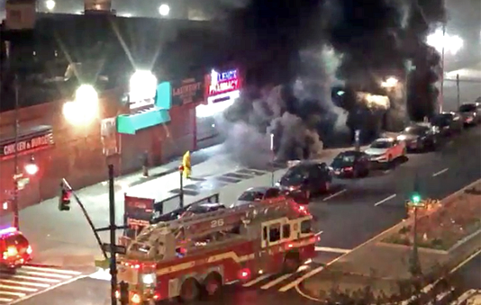 【国际社会】纽约一辆地铁车厢发生火灾 致1死16伤