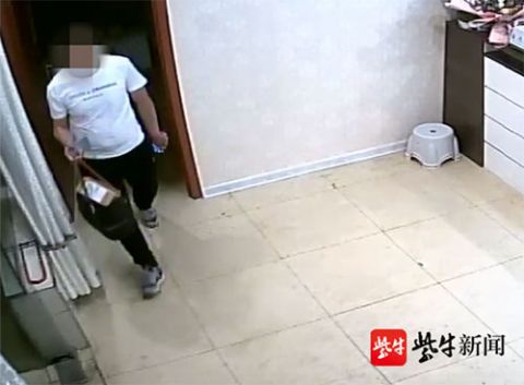 顺手牵羊顺手牵羊盗窃店内物品，发现价值很高后心慌慌