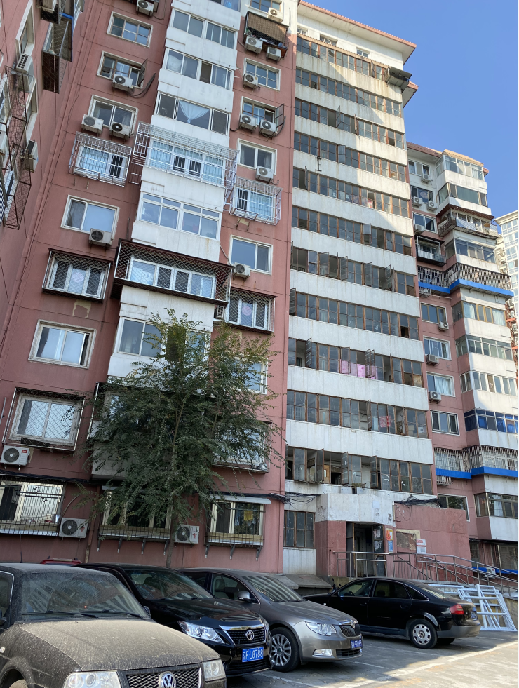 |壹现场丨小区楼上玻璃频脱落 楼下奔驰一月遭殃两次