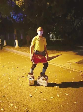 社会万象■56岁男子穿140斤铁鞋散步来去如风 身体越来越好