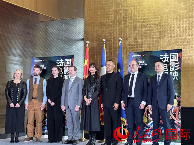 3月25日下午，2026年法国电影展映开幕记者会活动与会嘉宾合影留念。 人民网记者 谢莹摄