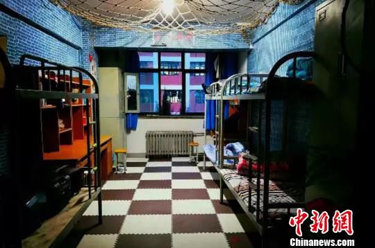 甘肃高校大学生装扮个性宿舍 渔网树藤“解”乡愁