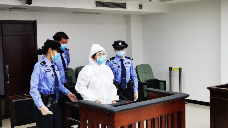 法律|涉嫌虐待85岁老人，保姆法庭上辩称“舒筋活血”“闹着玩”