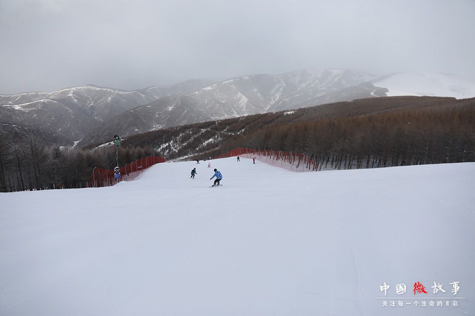 冬季的雪場熙熙攘攘，來自全國各地的滑雪愛好者相聚於此。冰雪運動的迅猛發展，吸引瞭更多像子雲和豆豆這樣的年輕人，接觸到冰雪運動，愛上瞭冰雪運動。 “以前能一起去滑雪的朋友少，申冬奧成功以後這幾年，可能是因為宣傳的多瞭，周圍朋友去的也越來越多瞭。以前大傢一起聚會，就是吃吃喝喝，現在一到冬天雪季大傢就約著去滑雪，身體健康心胸寬闊嘛，感覺比一直窩在城市裡開心多瞭。”子雲說。