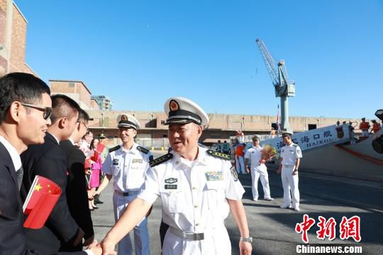 编队指挥员、政委与迎接代表握手。　刘鑫 摄