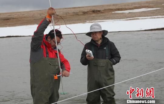 2019年4月，谢昌卫和博士研究生在库赛河测量流速。 受访者供图