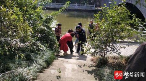 |女子跳河轻生 热心大姐飞奔用拖把救人