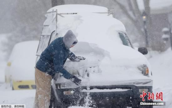 当地时间12月9日，美国东南部遭遇暴风雪袭击，北卡州多地积雪严重，当局出动铲雪车除雪。此次暴风雪造成数十万人出行困难，多片区域电力供应受影响。