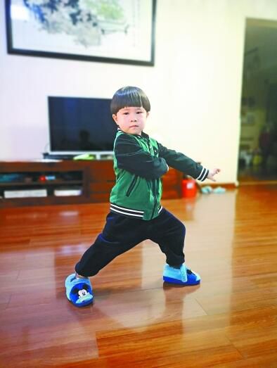 『千字文』4岁娃背诵《千字文》打健身拳 网友直呼“太萌了”